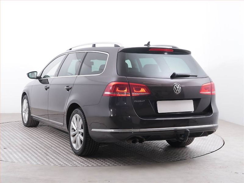 Volkswagen Passat (2011) 2.0 TDI, Xenony, Tempomat - fotka 4 z 19