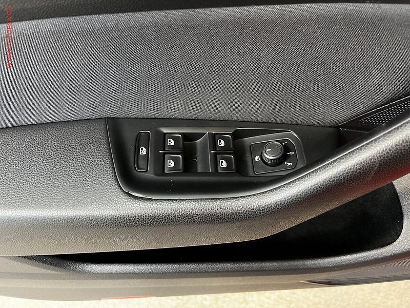 Volkswagen Passat (2016) 1.6 TDi, DSG, Navi, AC - fotka 12 z 18
