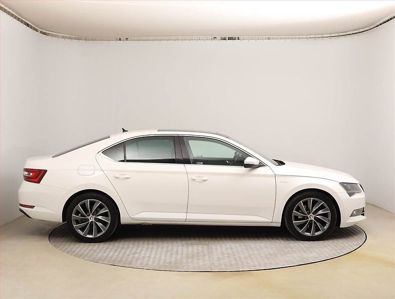 Škoda Superb (2018) 2.0 TDI, 4X4, Automat, Kůže - fotka 6 z 32