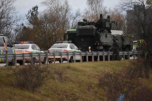 Na dálnici D6 vjelo osobní auto do vojenské kolony