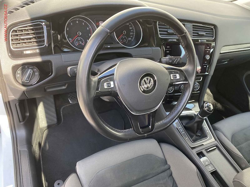 Volkswagen Golf (2017) 1.5TSi, Highline, LED, šíbr - fotka 13 z 15
