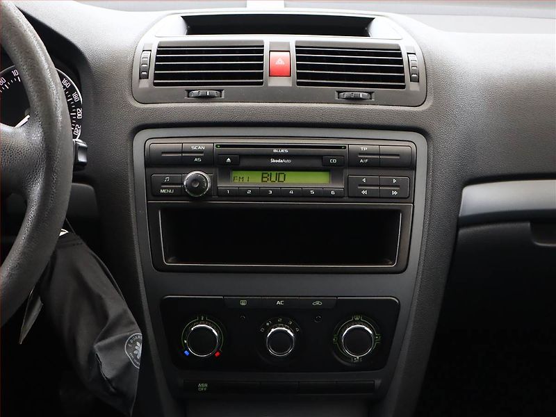 Škoda Octavia (2011) Ambiente 1.6, po STK, Tažné - fotka 9 z 11