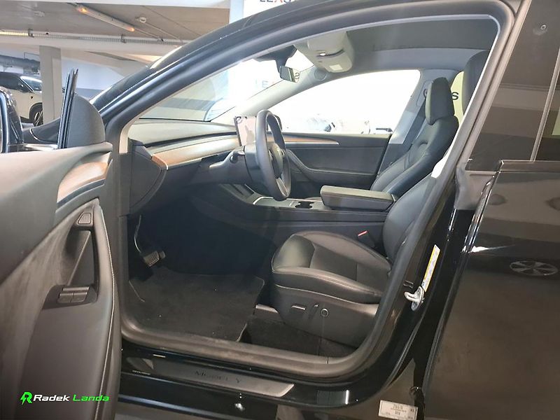 Tesla Model Y (2023) Long Range AWD Berlín - fotka 4 z 6