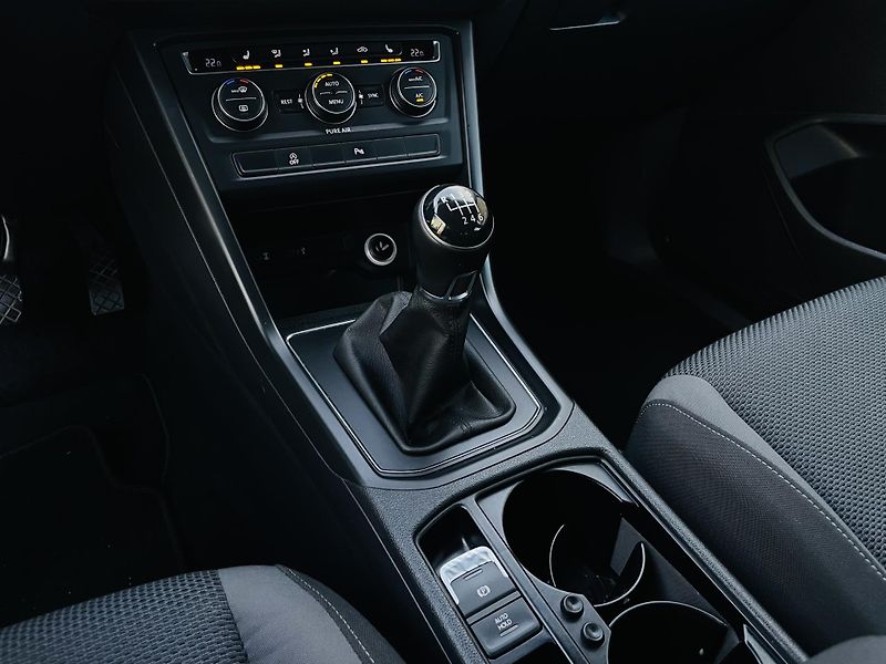 Volkswagen Touran 1.2TSI MANUÁL 7MÍST SERVISKA - fotka 37 z 42