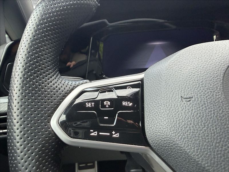 Volkswagen Golf VIII 1.5 TSI R-Line DSG - fotka 15 z 23