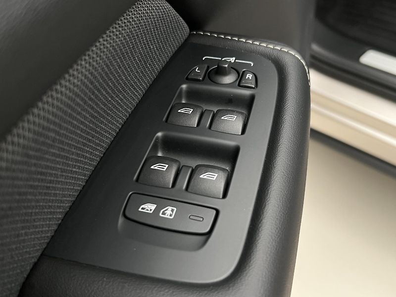 Volvo XC60 T6 AWD DARK PLUS RECHARGE AUT - fotka 47 z 49