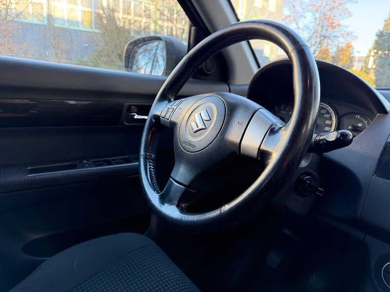 Suzuki Swift 1,3 16V 4x4 / sada pneu / - fotka 16 z 21