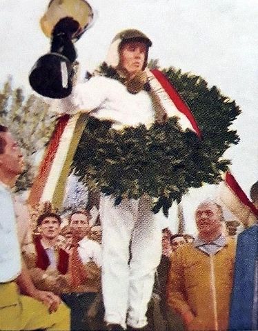 Snímek Jackie Stewarta při oslavě jeho prvního vítězství ve Formuli 1 na okruhu v Monze 1965., zdroj: Wikimedia Commons, Panini, volné dílo