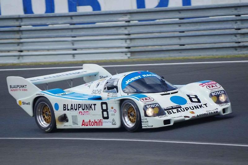 Porsche 962C týmu Joest Racing při Le Mans Classic v roce 2016.