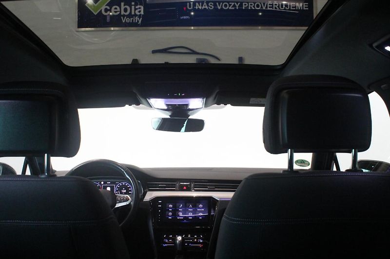 Volkswagen Passat (2021) 2.0TDI DSG Info display Matrix - fotka 21 z 43