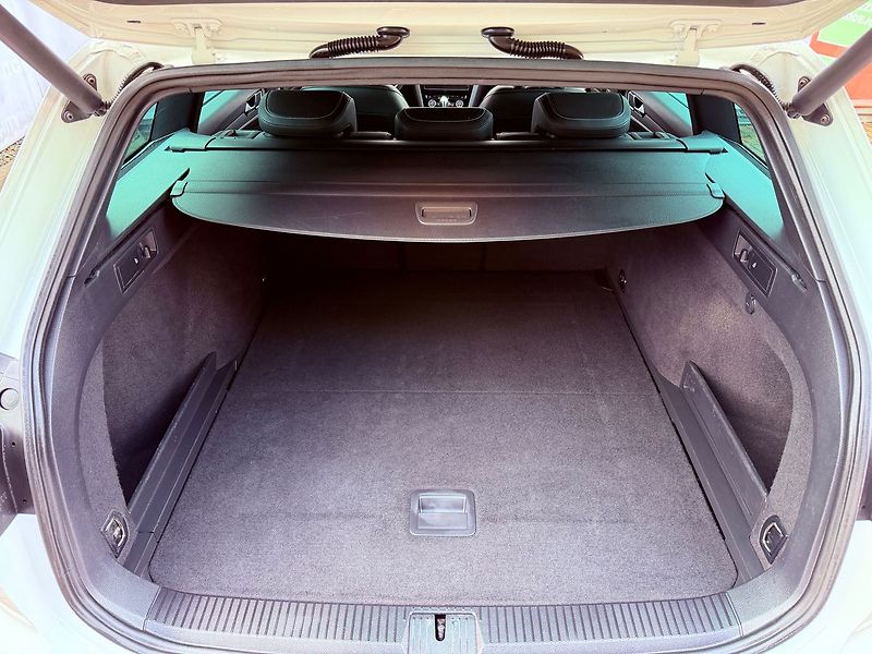 Volkswagen Passat 2.0 TDi DSG R-Line, ČR - fotka 9 z 26