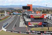 Pit-Lane pkruhu Mount Panorama v Austrálii.