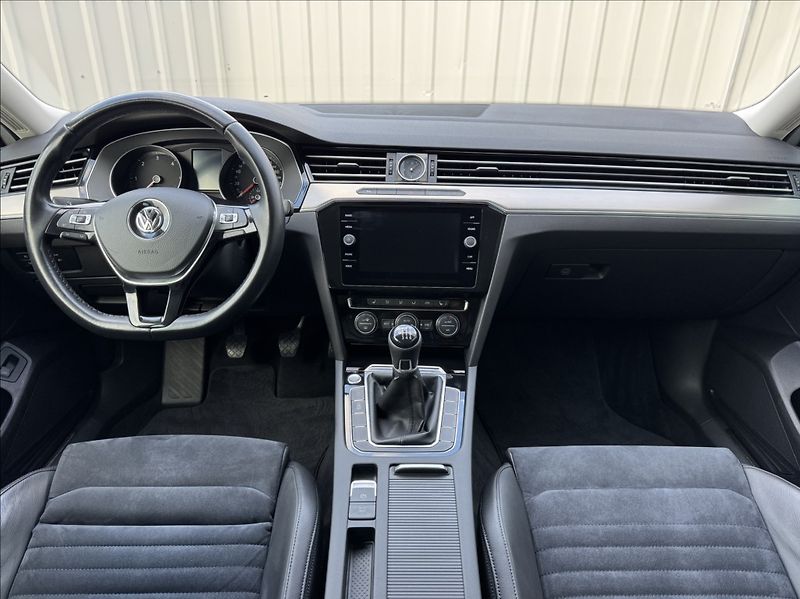 Volkswagen Passat 2,0 TDI HIGHLINE DPH 1.maj ČR - fotka 25 z 50