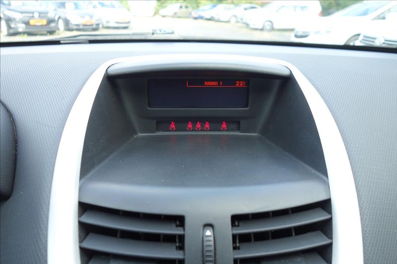 Peugeot 207 1,4 i 54KW, ČR, SERVIS. KN. - fotka 20 z 30