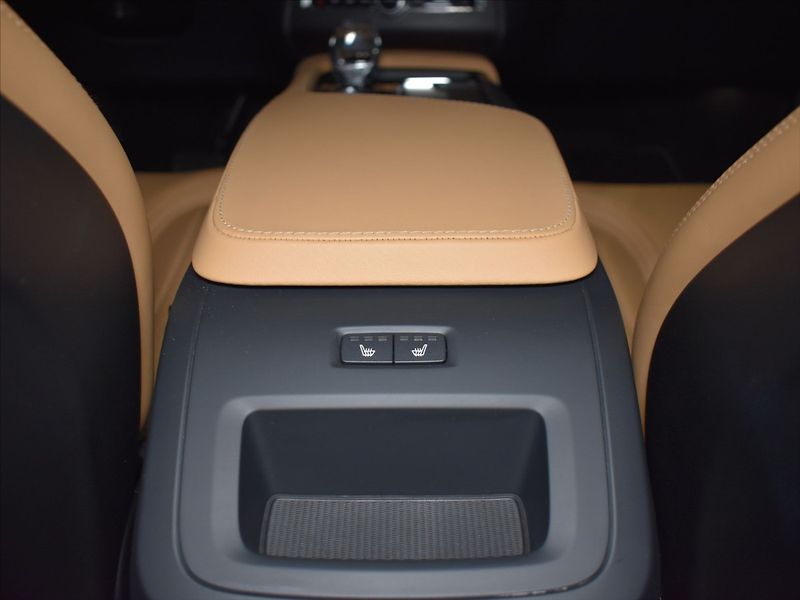 Volvo XC90 2,0 B5 AWD Plus Pano,Ventilace - fotka 17 z 26
