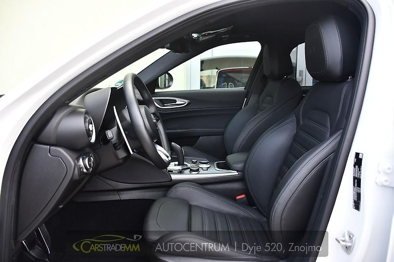 Alfa Romeo Giulia 2.0T 16V 206kW VELOCE AT8 Q4 - fotka 10 z 49