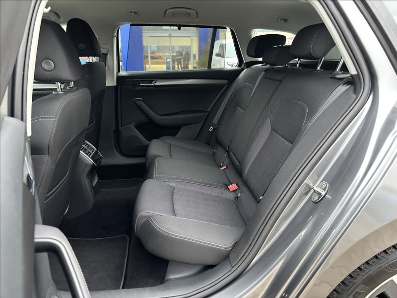 Škoda Superb 2,0 TDI 110kW Style DSG - fotka 18 z 42
