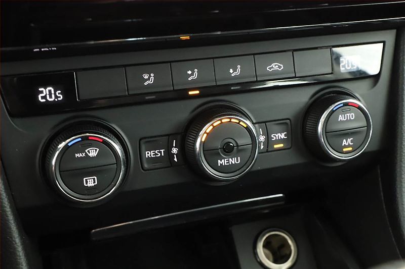 Škoda Superb (2016) 1.6 TDI, Xenony, Tempomat - fotka 11 z 15