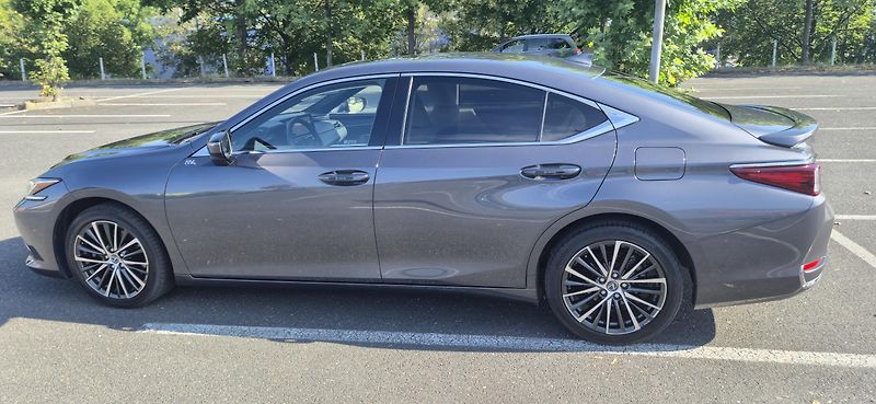 Lexus ES 300h (2023) - fotka 4 z 9