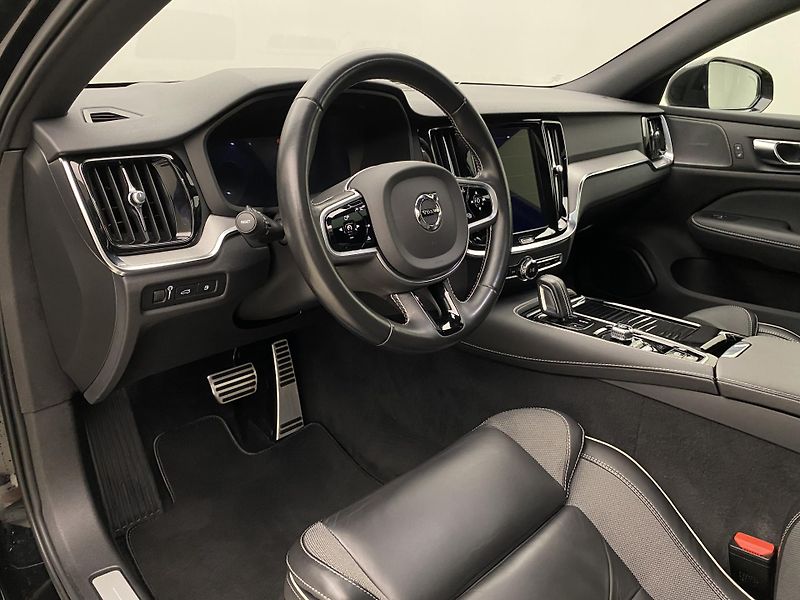 Volvo V60 T8 AWD RECHARGE R-DESIGN AUT - fotka 4 z 52