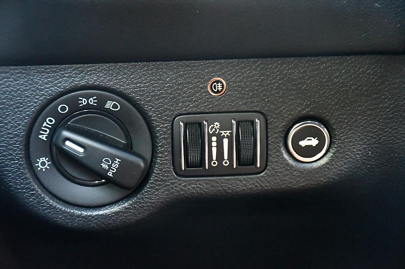 Dodge Challenger 5.7 V8 HEMI - fotka 21 z 41