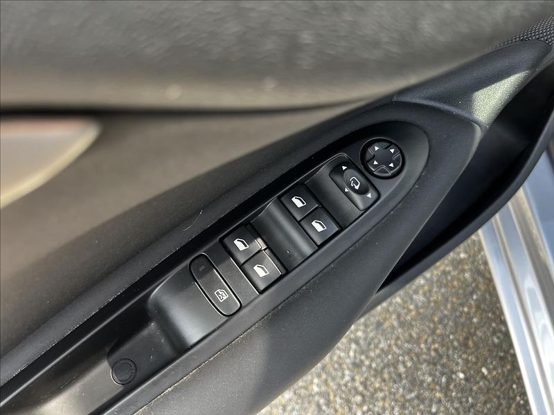 Citroën C4 1,2   PT 110K Feel - fotka 9 z 18