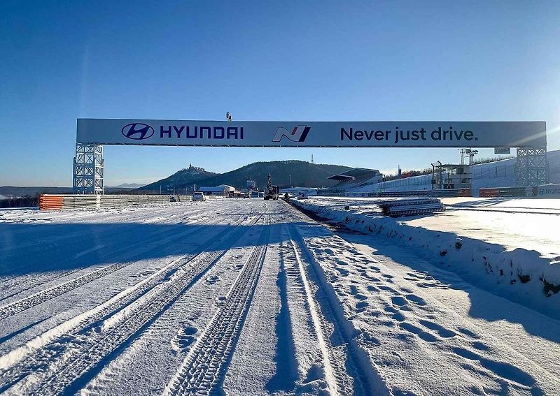 V minulých letech byla dokončena výměna celého povrchu dráhy, a proto se letos stavební práce zaměřují na rekonstrukci a úpravy vybraných bezpečnostních zón.