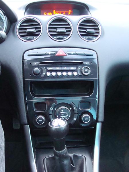Peugeot 308 1.6 HDi, 68 kW, panorama,klima - fotka 20 z 31