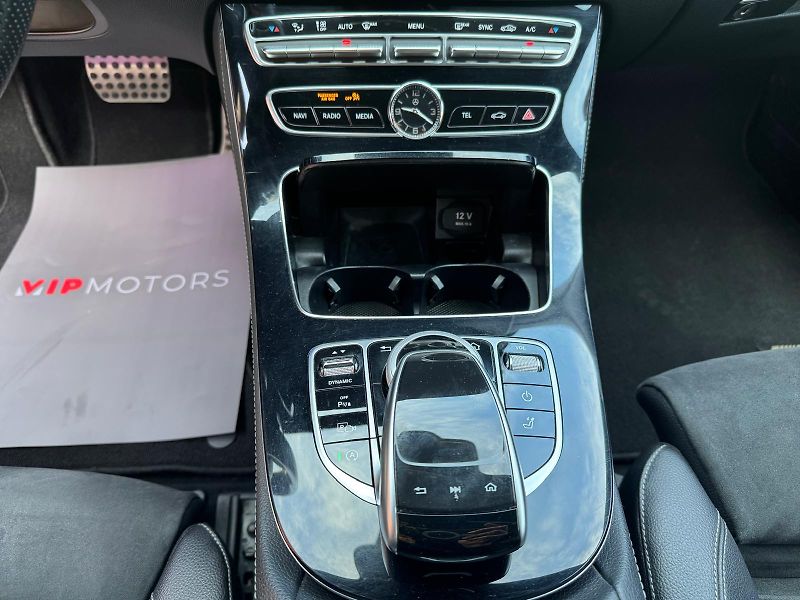 Mercedes-Benz Třídy E E220d-4M-AMG-ČR - fotka 15 z 28