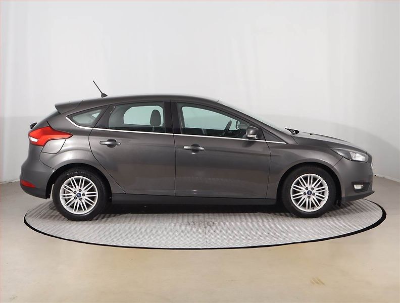 Ford Focus (2018) 1.0 EcoBoost, Tempomat - fotka 6 z 17