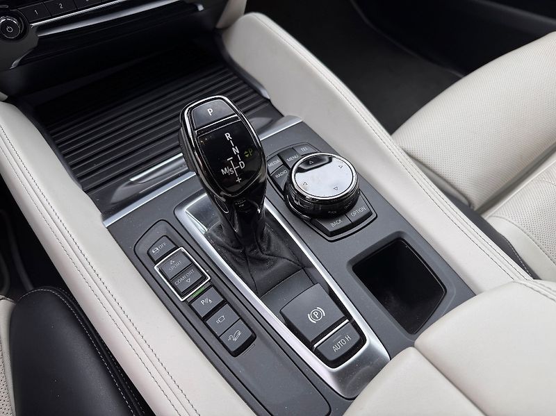 BMW X6 (2014) 4.4 V8 (449k) xDrive50i - fotka 39 z 51