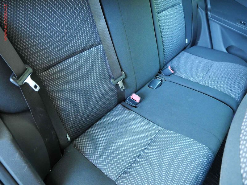 Toyota Auris (2010) 1.6VVTI, ČR, autoAC - fotka 12 z 19