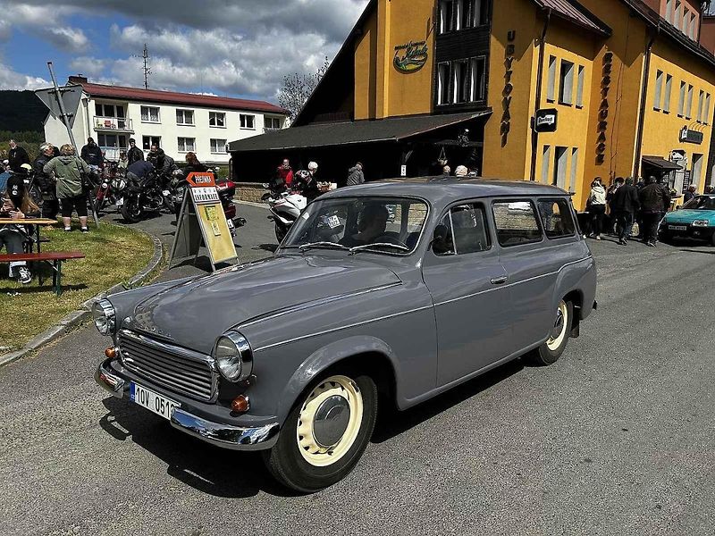 Jízda historických vozidel po Pašeráckých stezkách v obci Rybník.
