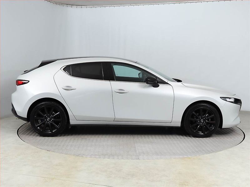 Mazda 3 (2024) 2.0 e-Skyactiv X - fotka 6 z 19