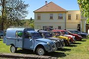 Jarní koulení - sraz automobilů a příznivců značky Citroën na zámku ve Svojšíně na Tachovsku.