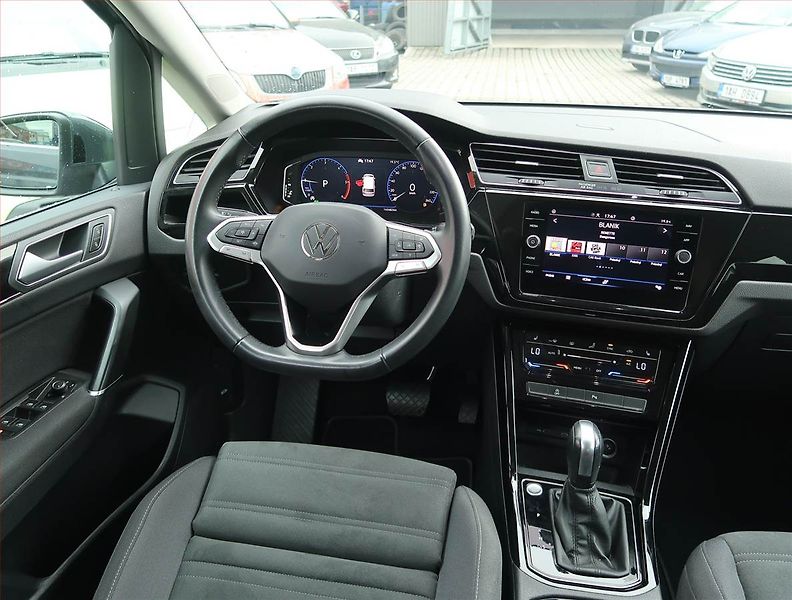 Volkswagen Touran (2023) 2.0 TDI - fotka 7 z 16