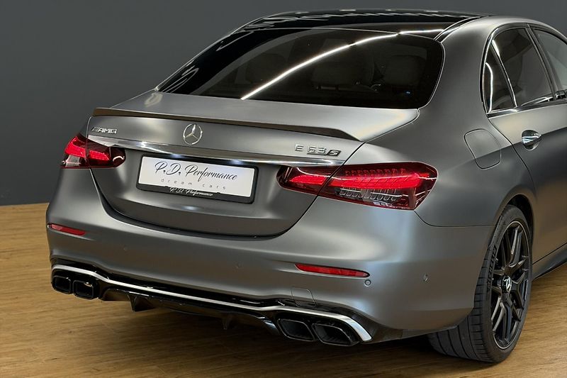 Mercedes-Benz Třídy E (2021) E 63s AMG 4Matic+ V8 Biturbo - fotka 33 z 124
