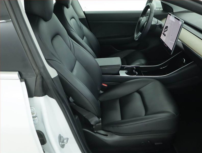 Tesla Model 3 (2019) Std Range Plus 55kWh, SoH 79% - fotka 9 z 22