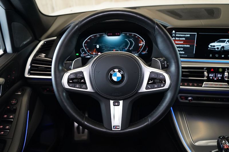 BMW X5 40d xDrive, Nezávislé, Vzduch - fotka 26 z 50