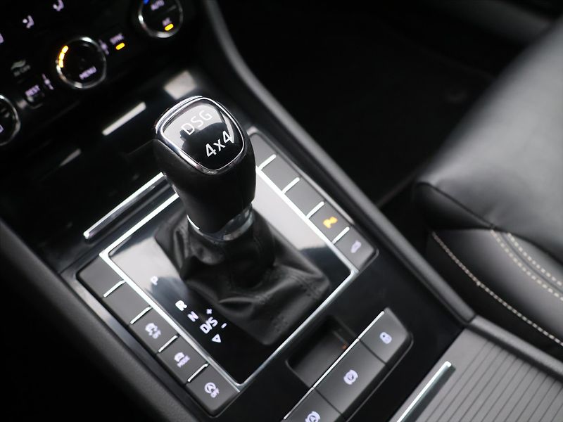 Škoda Superb 2,0 TDI 140kW 4x4 DSG L&K DPH - fotka 28 z 37