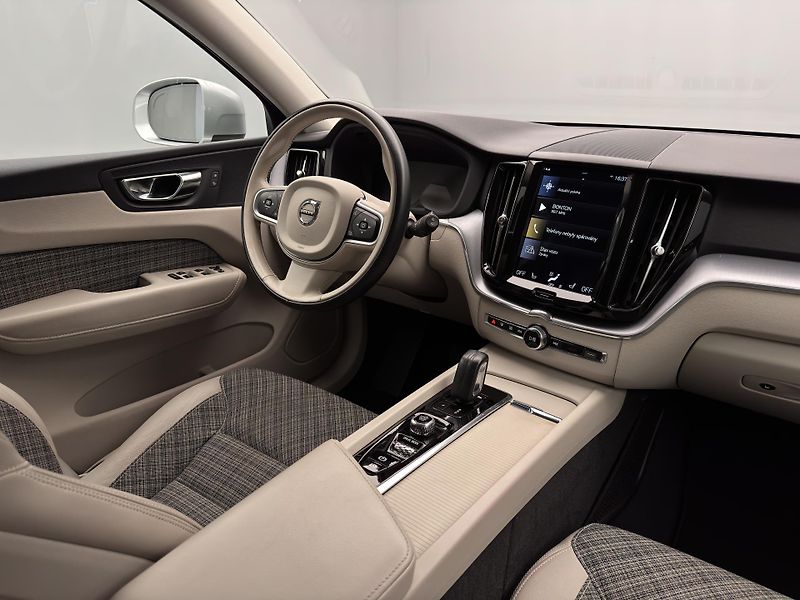 Volvo XC60 B4 AWD MOMENTUM PRO REZERVACE - fotka 24 z 43