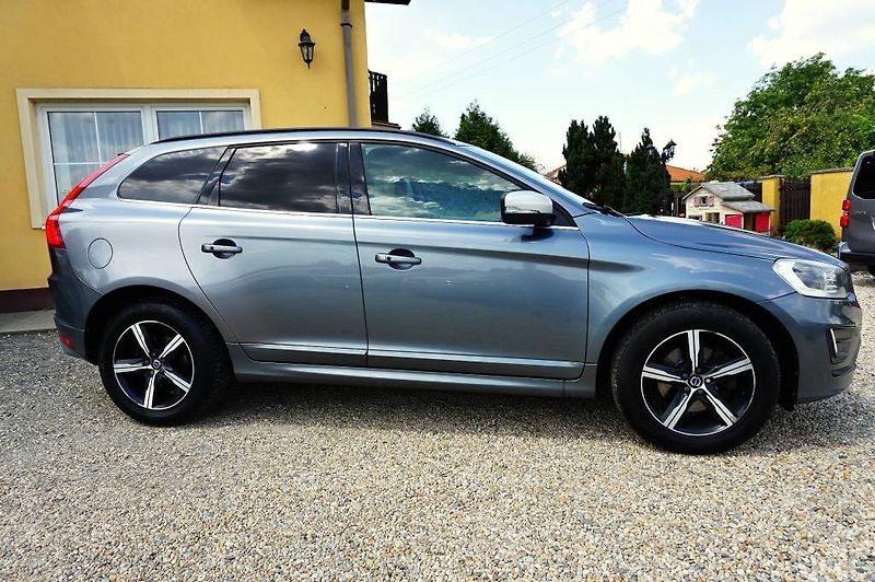 Volvo XC60 (2017) R-DESING 2,4 D4 140 kW - fotka 2 z 57