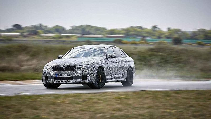 Prozatím maskované BMW M5.
