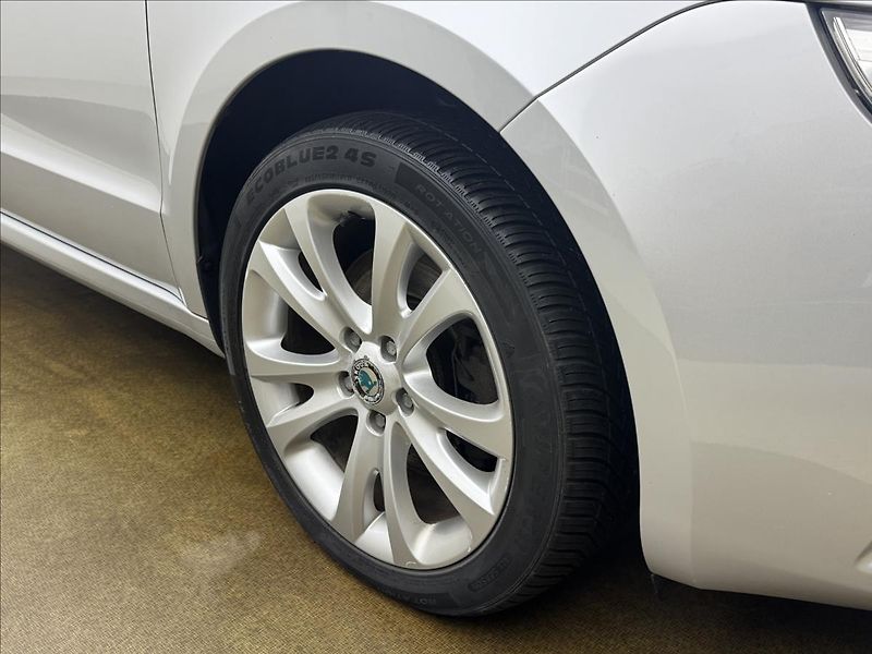Škoda Superb 2,0 TDi DSG ALU COLUMBUS TAŽNÉ - fotka 29 z 32