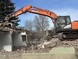 Kvůli stavbě dálnice D11 zbourali dělníci dům v Náchodské ulici v Trutnově Poříčí.