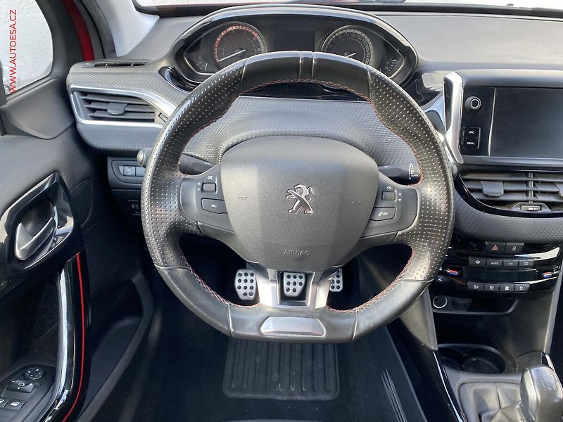 Peugeot 2008 (2018) 1.2 PT, GT Line, navi - fotka 11 z 17