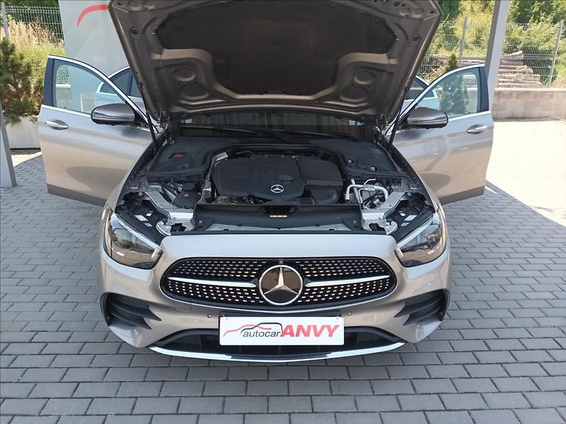 Mercedes-Benz Třídy E 2,0 220d,AMG,4MATIC,PANO,9G - fotka 25 z 33