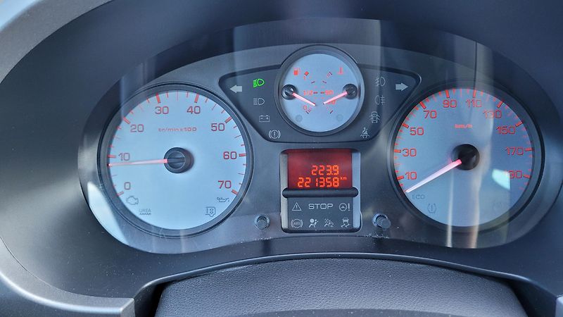 Peugeot Partner TEPEE 1,6 HDI PŮVOD ČR - fotka 17 z 21