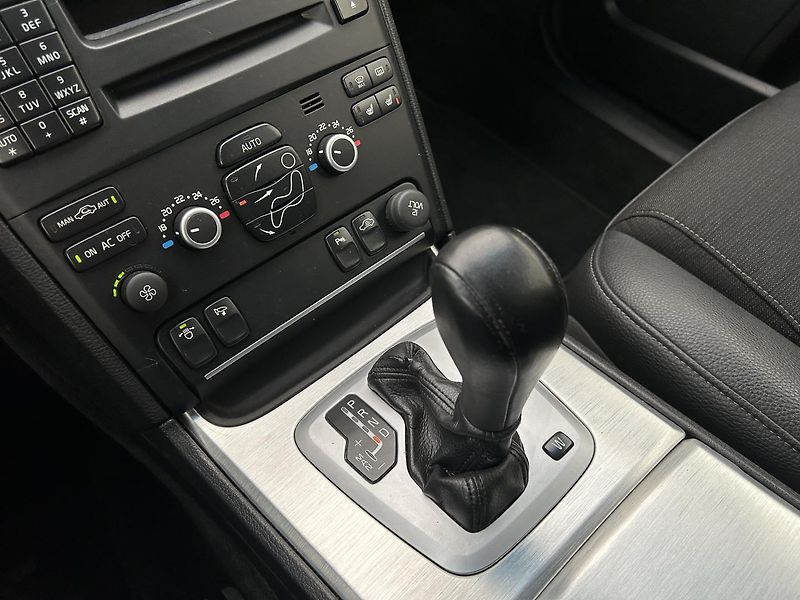 Volvo XC90 2.4 D5 4x4 Summmum - fotka 24 z 25