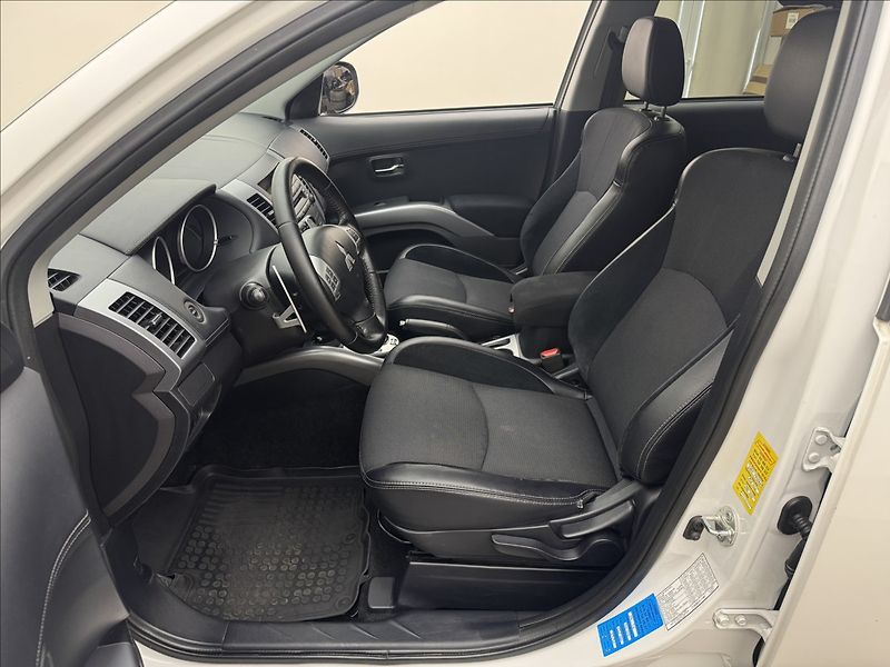 Mitsubishi Outlander 2,2 4WD AUTOMAT VÝHŘEV KAMERA - fotka 29 z 34